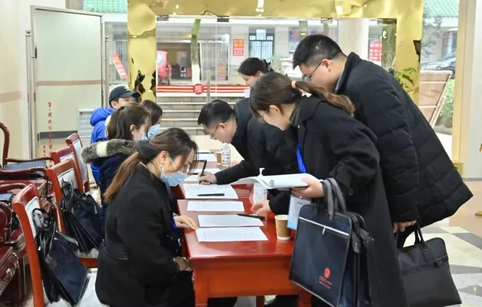 学员们陆续报到，领取学习资料。