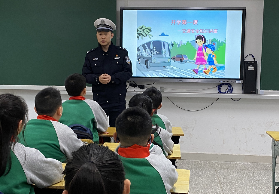 雨花区各中小学开展"开学第一课"交通安全宣讲